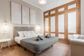 Central apartment w/ private patio